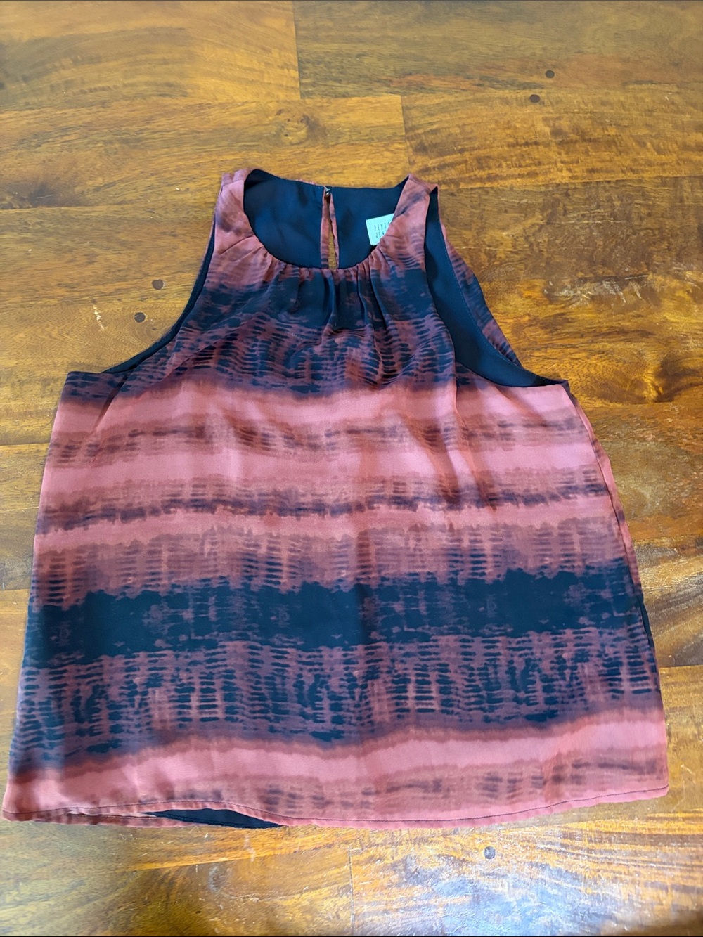 WOMEN'S RUST AND BLACK TIE-DYE SHELL TOP